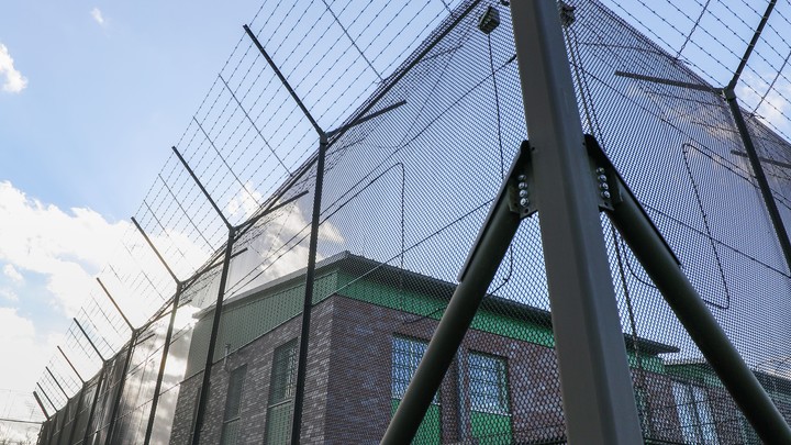 Решётки на окнах, замки в дверях и высокий забор: Меркури показал тюрьму для COVID-диссидентов