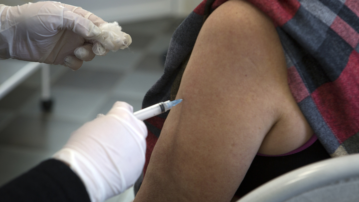 Новосибирская область производит вакцину «ЭпиВакКорона», но жителей региона ей не прививают