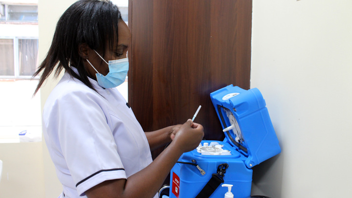 Что за загадочная болезнь вспыхнула в Кении и парализует детям ноги