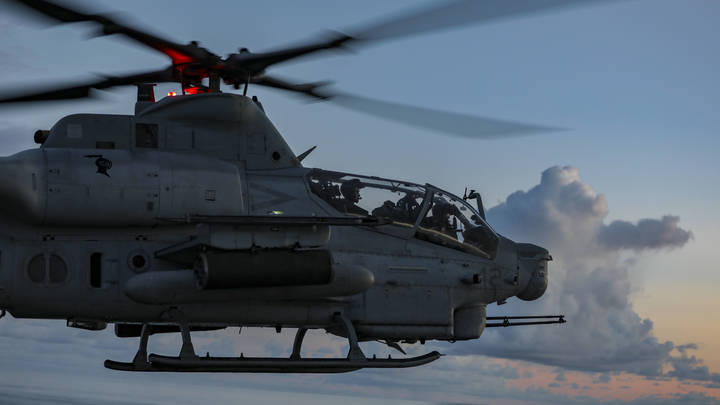 США обвинили Иран в атаке американского вертолета AH-1Z Viper лазерным оружием