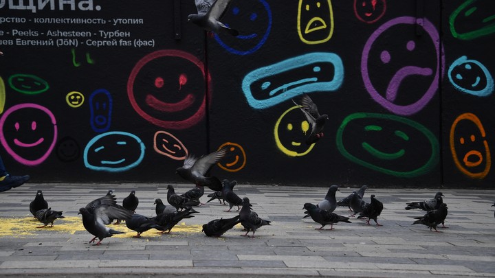 Смайлики: источник раздражения или средство общения? Психотерапевт стала гидом по эмодзи