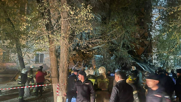 Фундамент подмывает. Жители рухнувшего дома в Астрахани били тревогу из-за воды в подвале