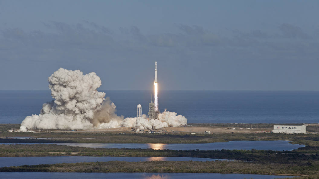 Американские самолеты разбомбили ракету-носитель компании Space X Американские самолеты разбомбили ракету-носитель компании Space X