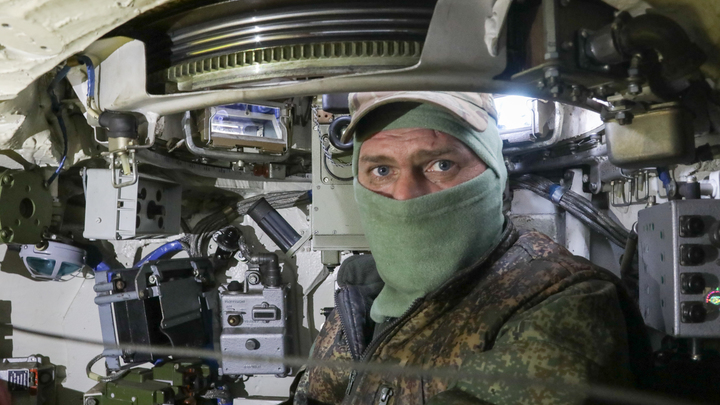 Прямой наводкой: Ближний бой русского и украинского танков попал в кадр