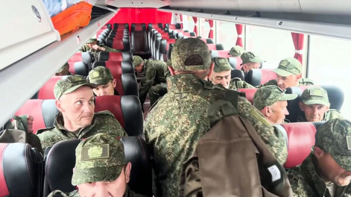 «Я жив, меня обменяли»: в Подмосковье сел борт с освобождёнными из плена бойцами