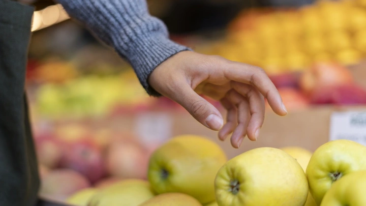 Полпред посмотрел на цены в магазине и возмутился. Почём яблоки и огурцы на Чукотке