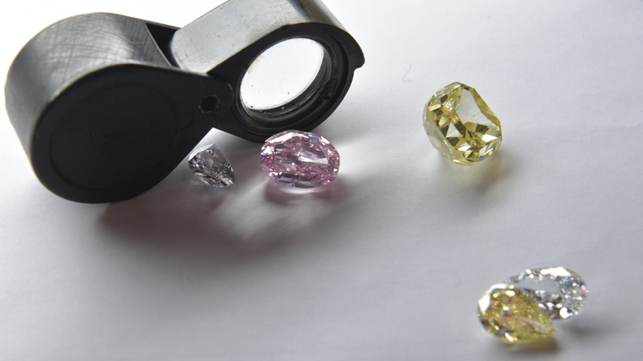 1814 бриллиантов и других камней появились в деле дагестанских банкиров