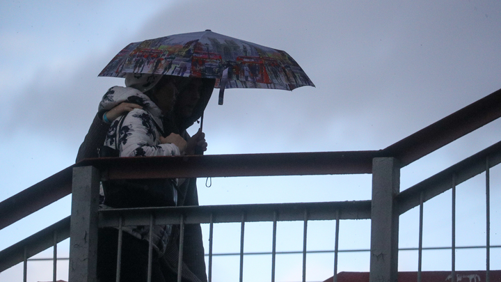 В Балашихе прохожего с зонтом убило молнией