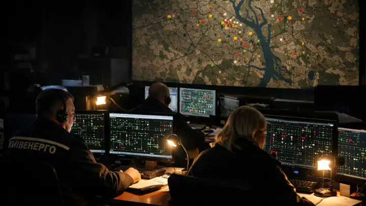 Это по секрету: Сожжён гражданский поезд – 12 вагонов, доверху забитых солдатами. Минобороны случайно слило карты АЭС - просит не бить