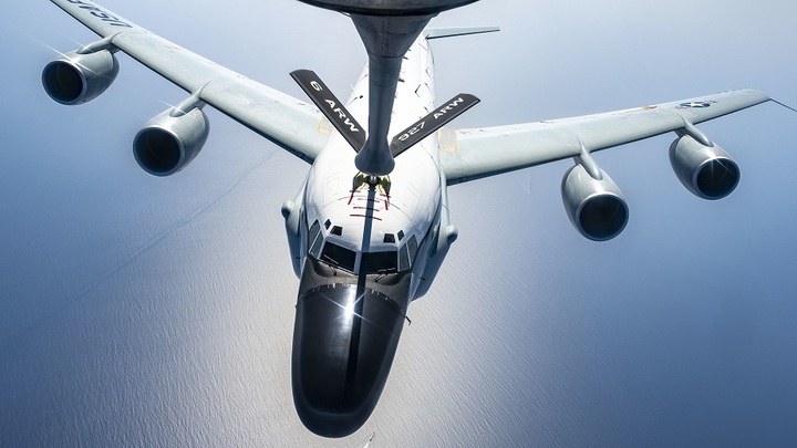 Летел угрожающе: Истребитель Китая струёй поставил на место самолёт-разведчик США