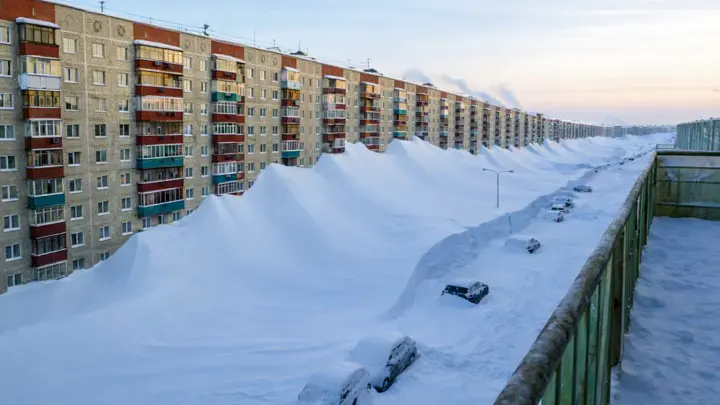 Русские спускаются с 6-го этажа на... санях! – На Западе смакуют апокалипсис в России