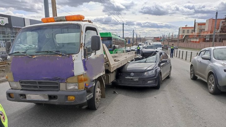 В Челябинске иномарка влетела под эвакуатор