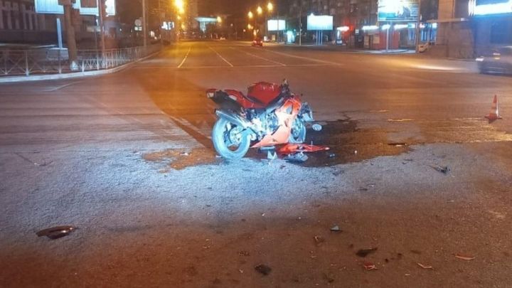 ДТП в центре Новосибирска с мотоциклистом без прав попало на видео