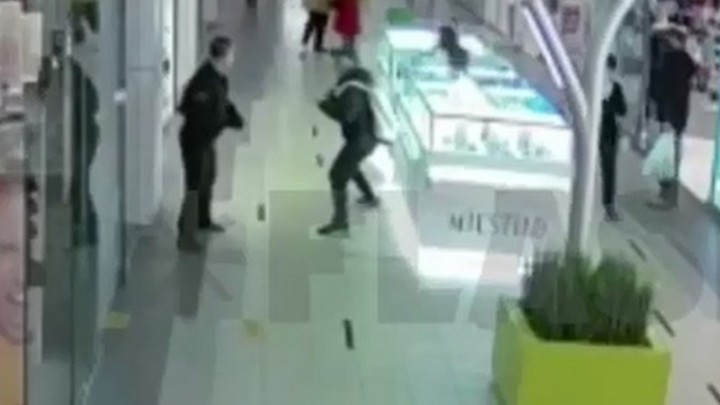 В Санкт-Петербурге на Гражданском проспекте мужчина без маски накинулся на охранника ТЦ