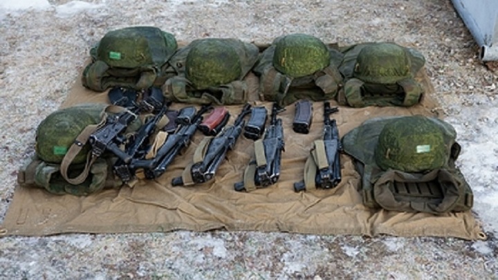 Украинские боевики после боя в Артёмовске поснимали со своих убитых сослуживцев каски и броники