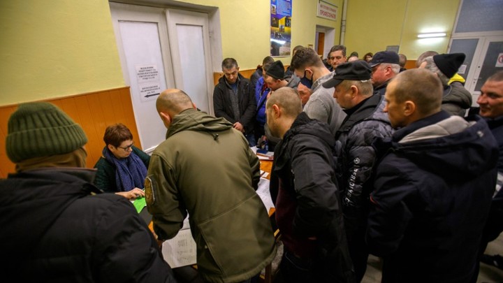 Украинцам пообещали демобилизацию. Данилов: люди устали
