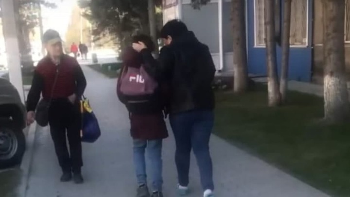 Нетрезвая женщина протащила дочь за волосы по улице в Искитиме