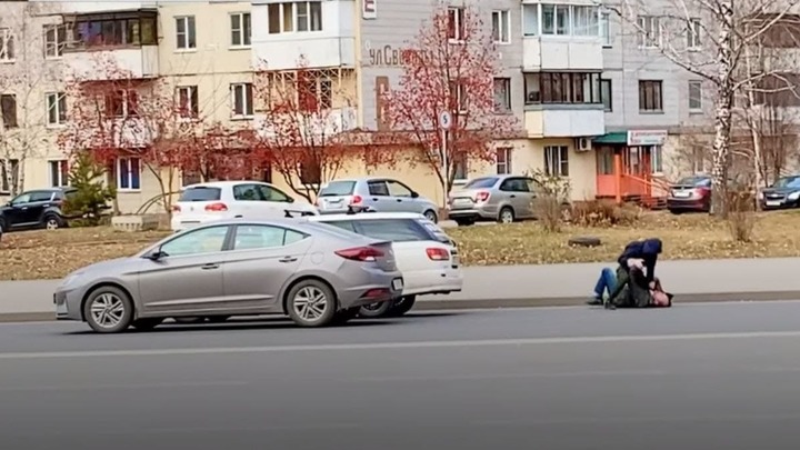В Кемерове на проезжей части подрались два водителя