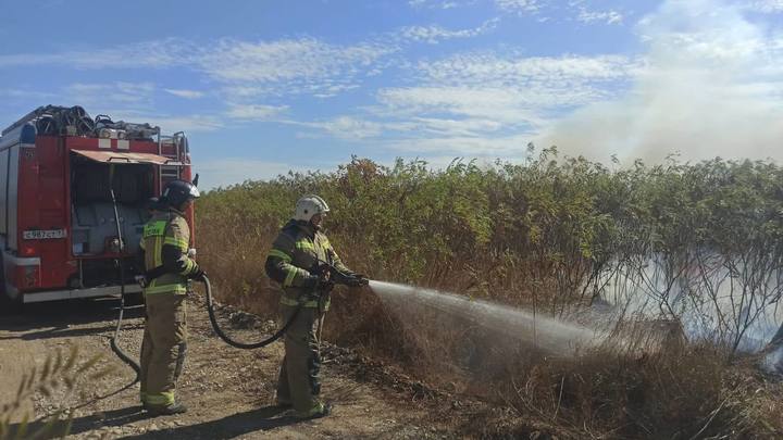 В Белореченском районе произошло два крупных пожара из-за возгорания сухой травы