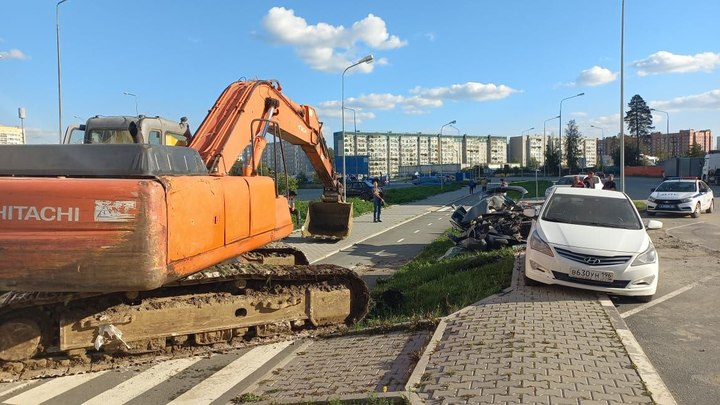 На Урале водитель экскаватора без прав вылетел на дорогу и раздавил легковой автомобиль