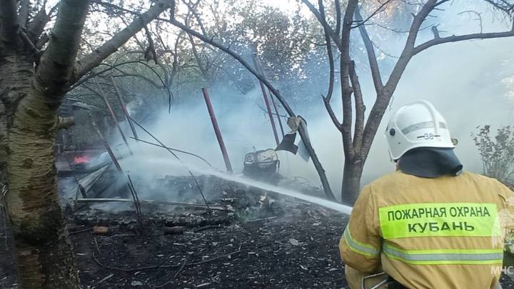 Площадь пожара в Анапе увеличилась до 2 тысяч кв. м.