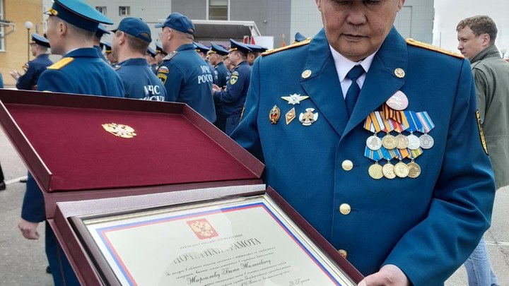 Двоих забайкальских сотрудников МЧС наградили грамотами президента России