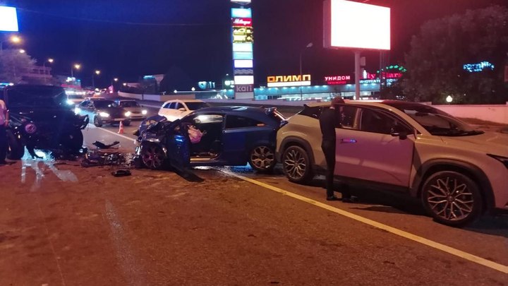 В Сочи в массовом ДТП у торгового центра пострадали трое взрослых и двое детей