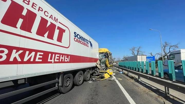 На Кубани в ДТП с тремя фурами погиб водитель большегруза Рено