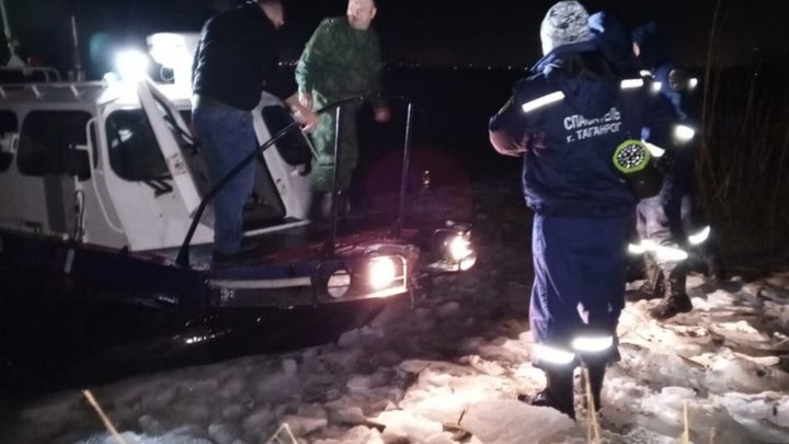 Четверых подростков унесло в море на отколовшейся льдине в Таганрогском заливе