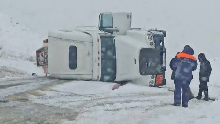 В Бурятии перевернулся бензовоз, топливо вылилось на дорогу