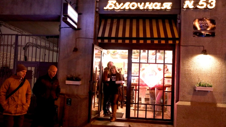 Врач Поляков: Сосиски и беляши - калорийная бомба, провоцирующая рак