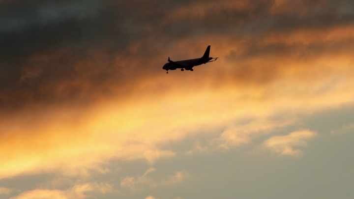 Летевший в Пулково самолёт нарисовал в небе звезду в ожидании посадки