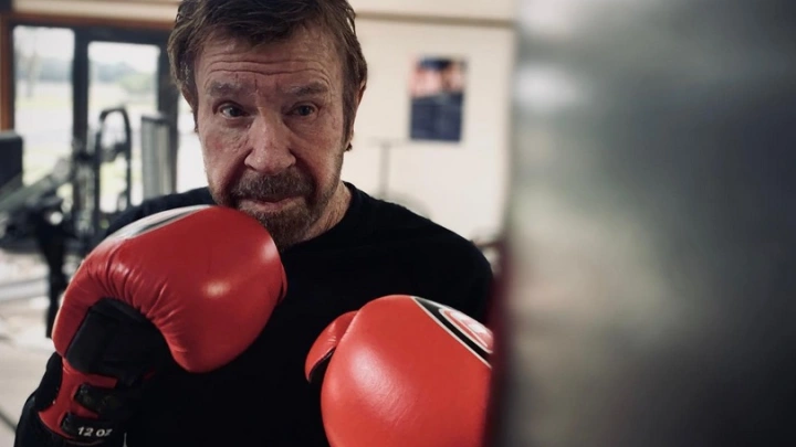 Отказался от UFC и создал свой стиль: как Чак Норрис стал легендой боевых искусств