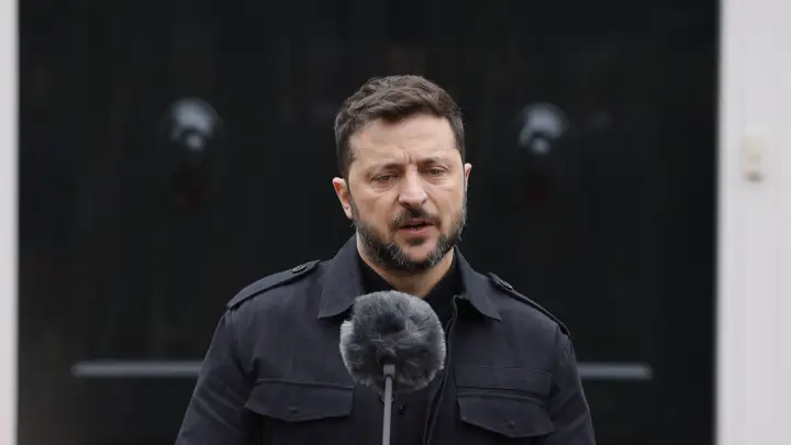 Зеленский решил переодеться для саммита НАТО. Политолог объяснил смену стиля: Надавали по щекам