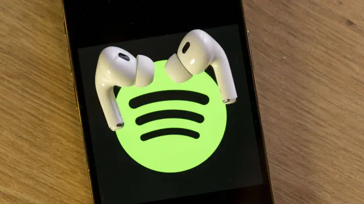 Apple не в состоянии обеспечить каждого клиента наушниками AirPods. Что компания делает не так?