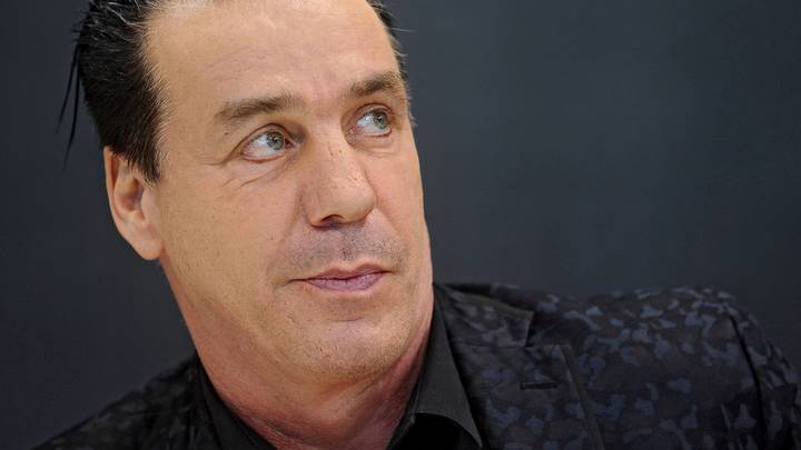 Тилль Линдеманн спрятался от русских в пузыре из целлофана