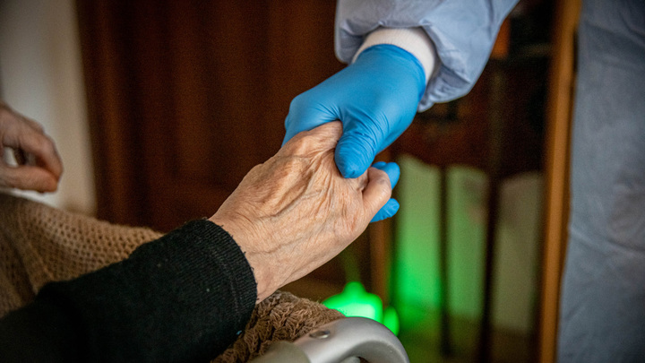 Сделали КТ и выкинули на улицу: Пенсионерке с COVID-19 не позволили занимать место в больнице