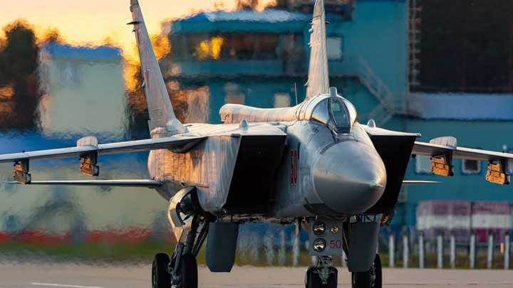 На что способны МиГ-31 и Су-24 в бою: Русские асы показали, как расправятся с врагом