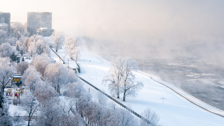 За ночь на парковке - сумма с четырьмя нулями: ТЦ Екатеринбурга выставил особый ценник в мороз