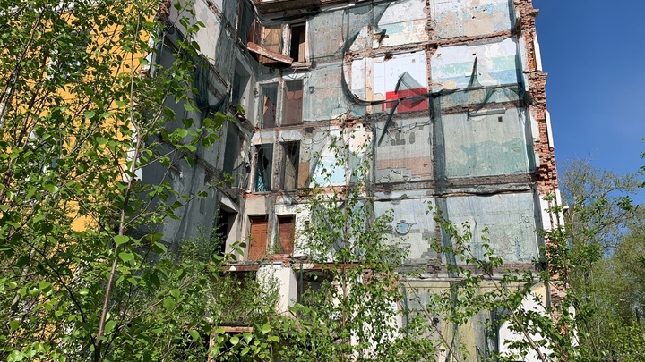 Столько живут барсуки: спустя 11 лет в Северодвинске сносят обрушенный дом
