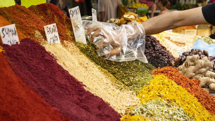 Как дурят на рынке: От чёрного перца с навозом до крашеной паприки