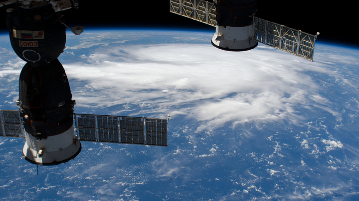 Разлетелся на 65 обломков: Герой России объяснил внезапный взрыв бака ракеты в космосе