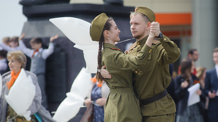 Понять, простить и попросить денег: отказавшийся от 9 мая Киев попал на острый язык Скабеевой и Витязевой