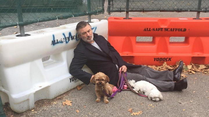 Тысячи американцев в Твиттере требуют посадить Алека Болдуина в тюрьму