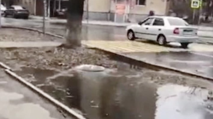В Ростове затопило улицу Батуринскую: Возле домов образовалось озеро