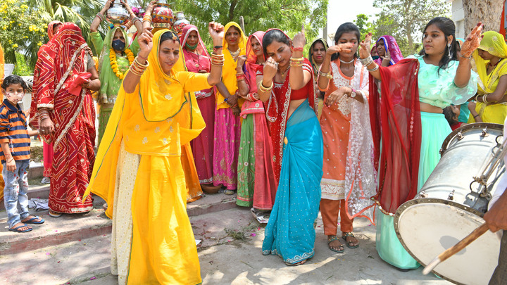 В Индии решили лечить коронавирус танцами