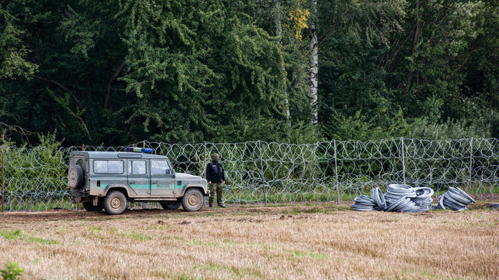Минск отрицает помощь мигрантам в прорыве колючей проволоки на границе с Польшей