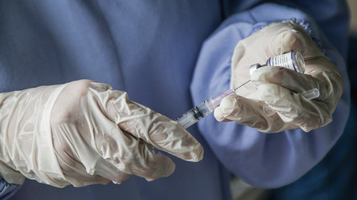 Вскрылось, сколько Pfizer заработала на человеческом страхе: Сумма поразила даже врача