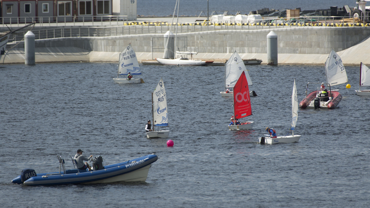 Человек погиб в перевернувшейся лодке около дамбы в Кронштадте