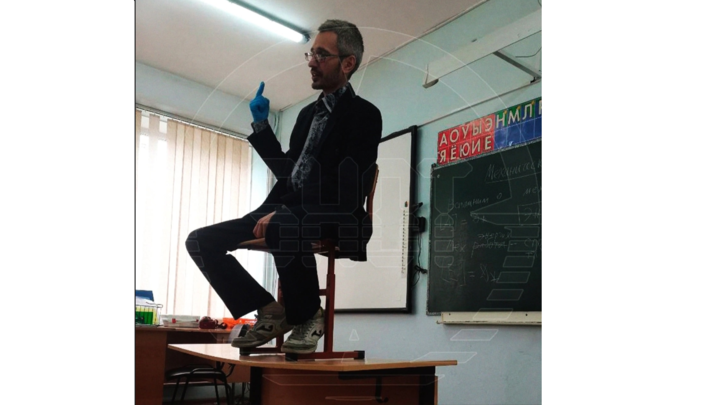 В Красноярске учитель физики привлекал внимание к уроку, подражая квадроберам